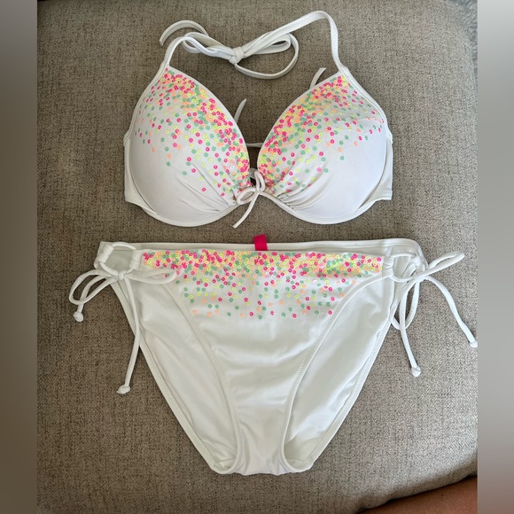 White VS Bikini - Picture 1 of 4